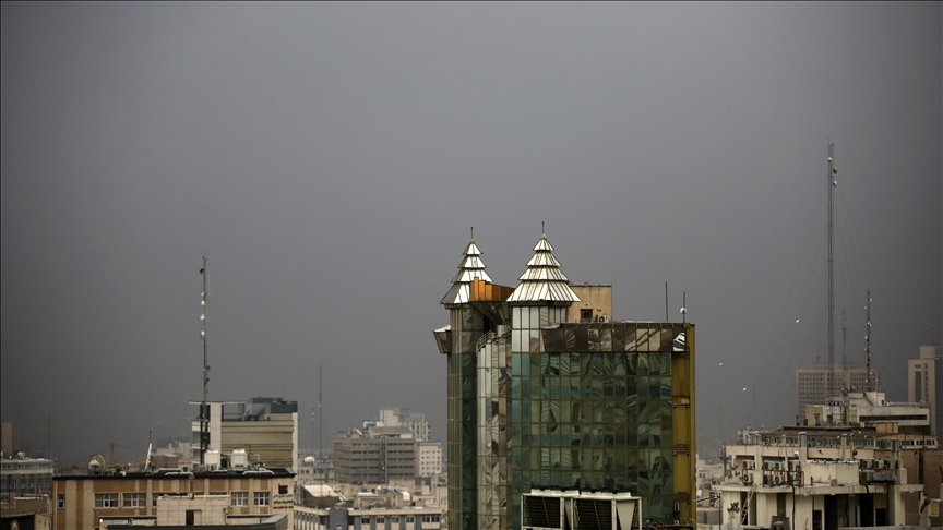 Tahran’da Petrol Depolarına Saldırı: Gökyüzünü Siyah Duman Kapladı