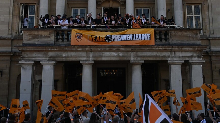 Hull City, Premier Lig’e çıkmasını taraftarlarıyla kutladı