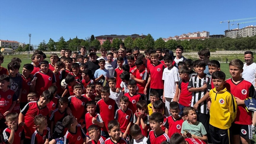 Milli futbolcu Cengiz Ünder memleketi Balıkesir’de genç sporcularla buluştu