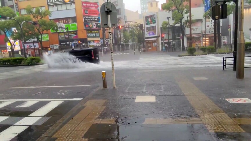 Japonya’nın başkenti Tokyo’da, Jangmi Tayfunu şiddetli yağış ve heyelana neden oldu